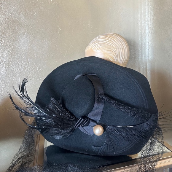 GLAMOROUS 1940s\' BLACK FELT WIDE BRIM HAT + TALL FEATHERS, LARGE PEARL $ VEILING main image 4